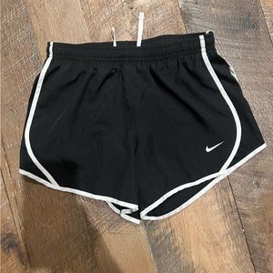 Nike girls tempo shorts size medium